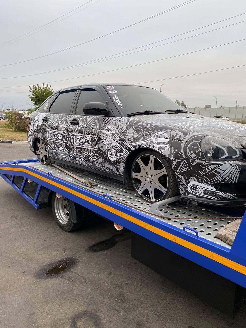 Эвакуатор перевозит автомобиль